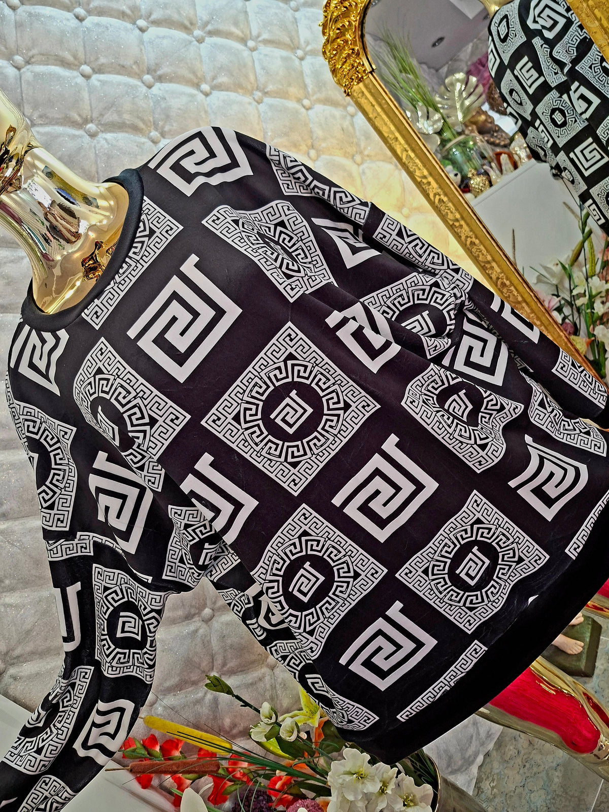✨🖤🤍 ELEGANTNÁ VZOROVANÁ MIKINA – HREJIVÁ KRÁSKA PRE KAŽDÝ DEŇ 🤍🖤✨
