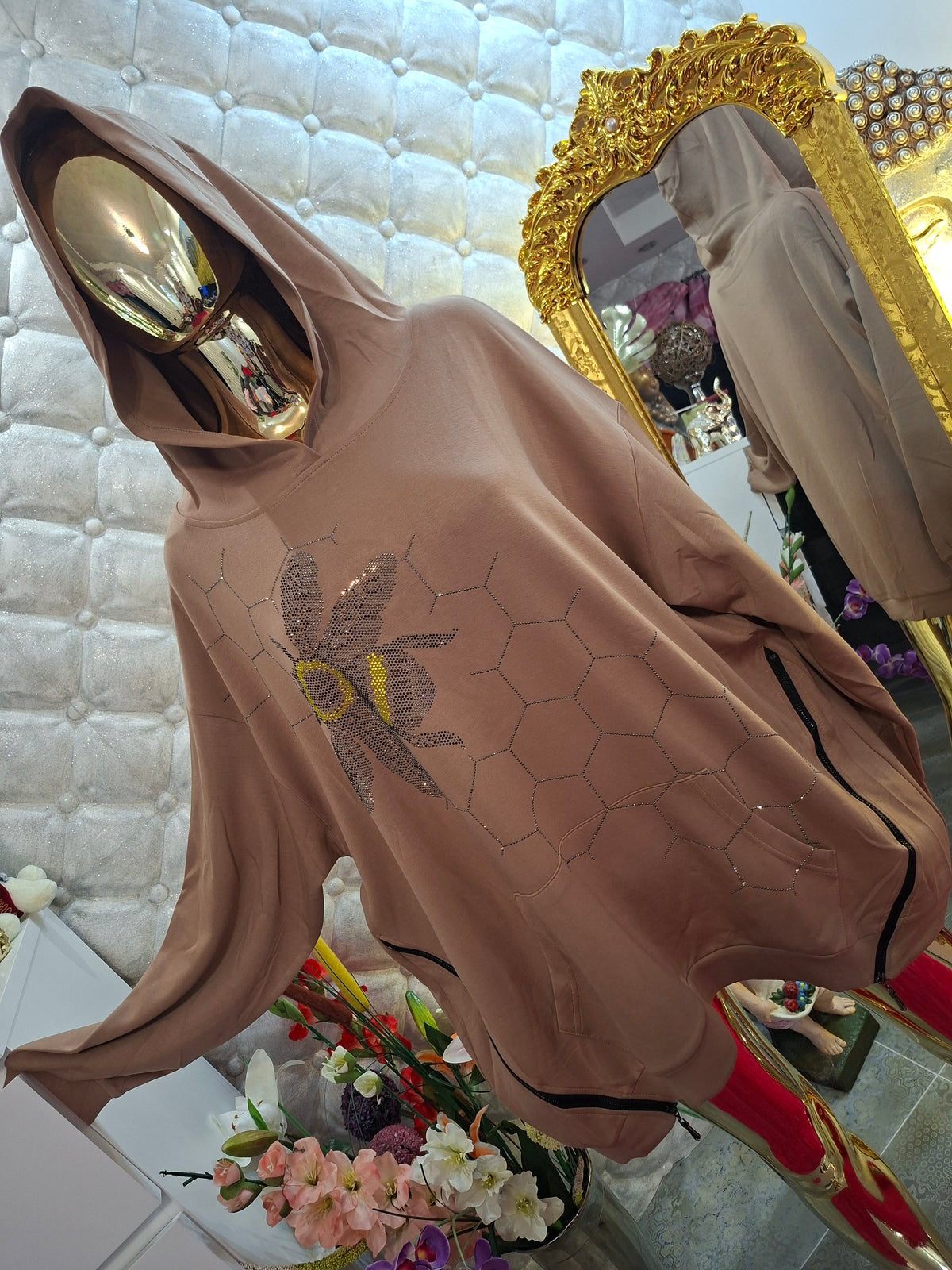 🖤🐝 EXTRAVAGANTNÁ BAVLNENÁ NADROZMEROVÁ MIKINA SO ZIRKÓNOVOU VČELIČKOU 🐝🖤 😍 Dámy, pripravte sa na poriadnu dávku originality‼️‼️
