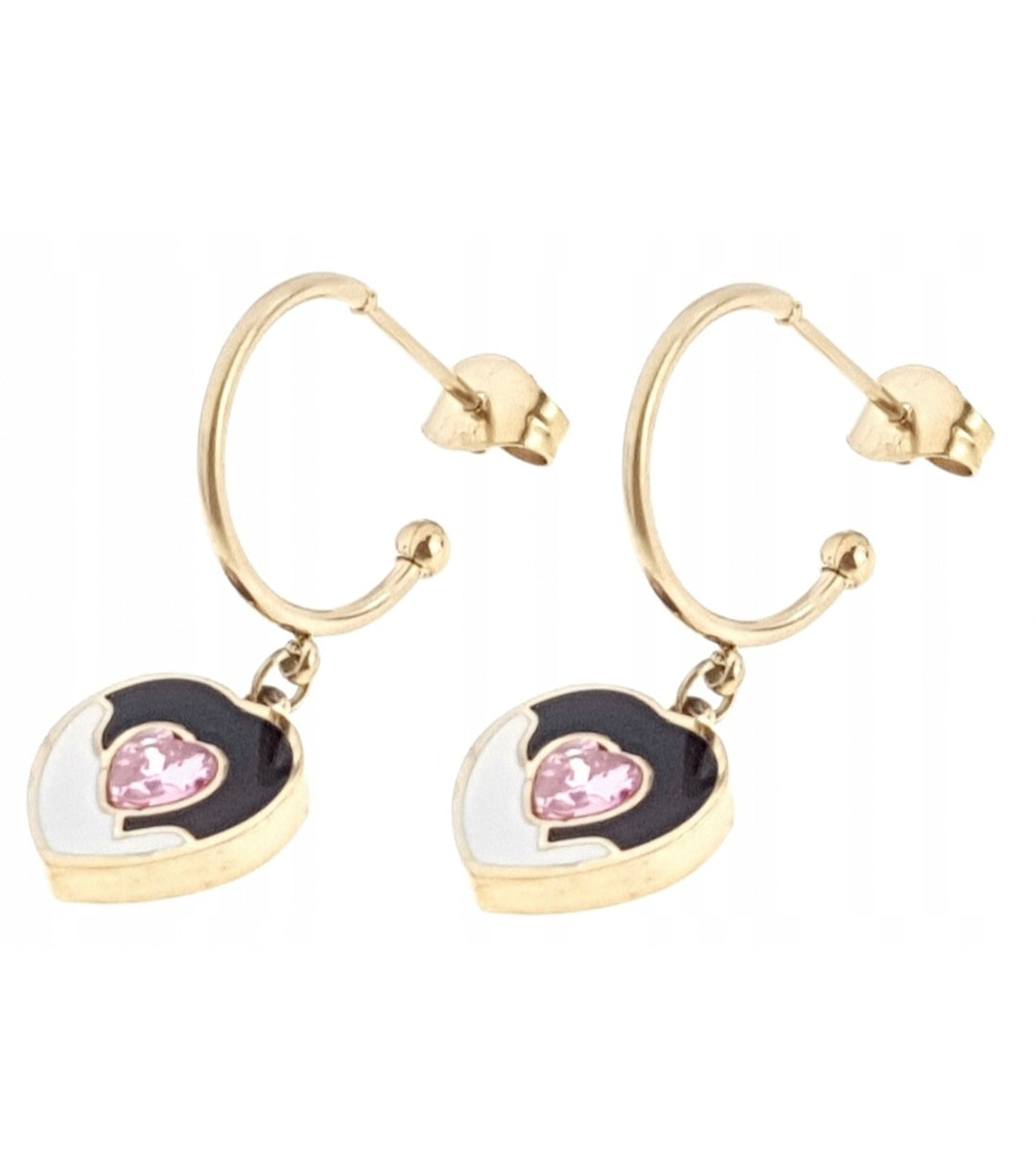 Goldene Ohrringe aus Chirurgenstahl, die an Prominenten baumeln.