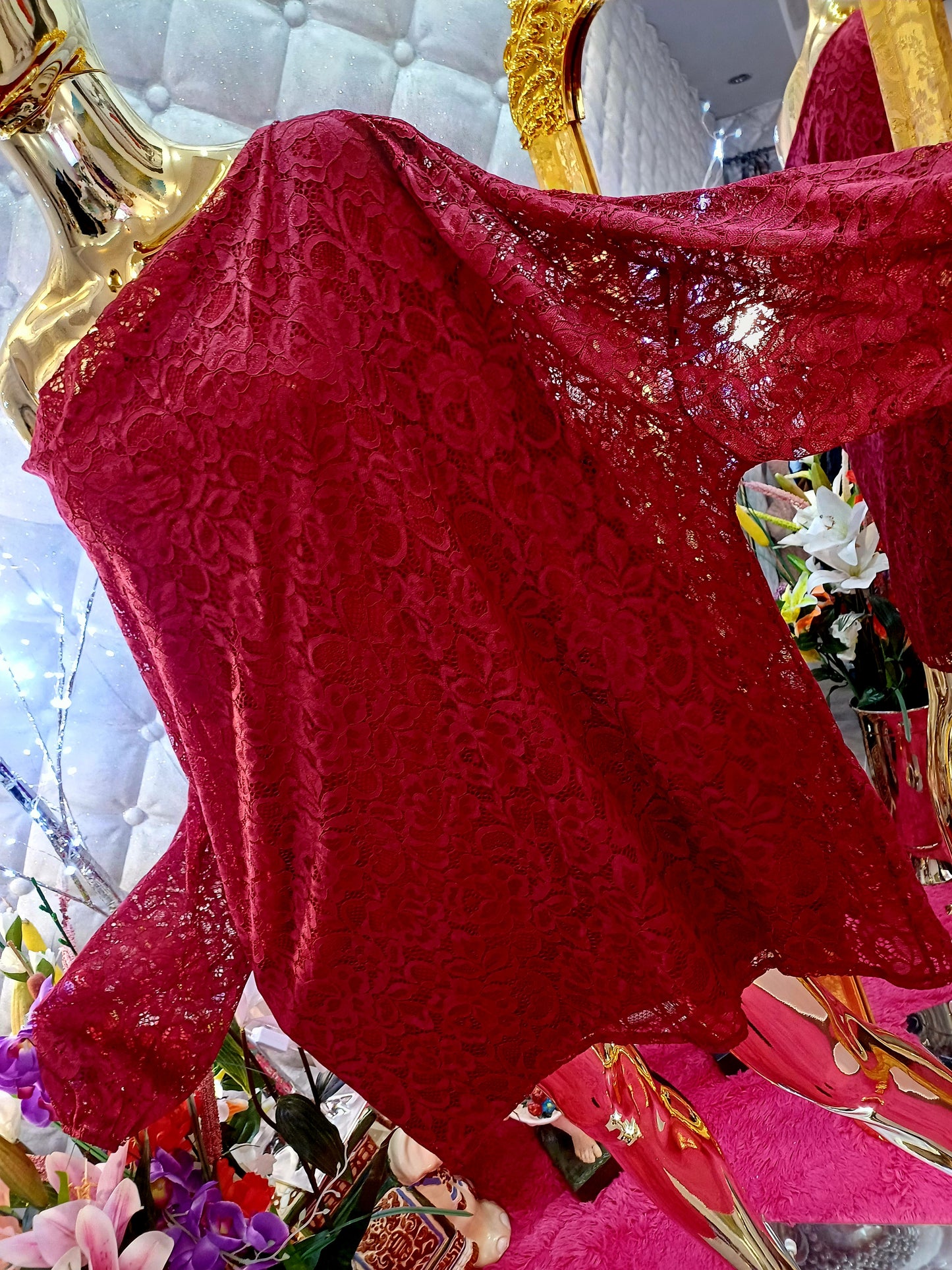 Nádherná čipkovaná tunika,Bordová‼️‼️Rukávy sú takisto čipkované a jemne priesvitné, pričom priesvitnosť je len na rukávoch, takže tunika zostáva elegantná a vkusná.

Sadne aj na menší rozmer