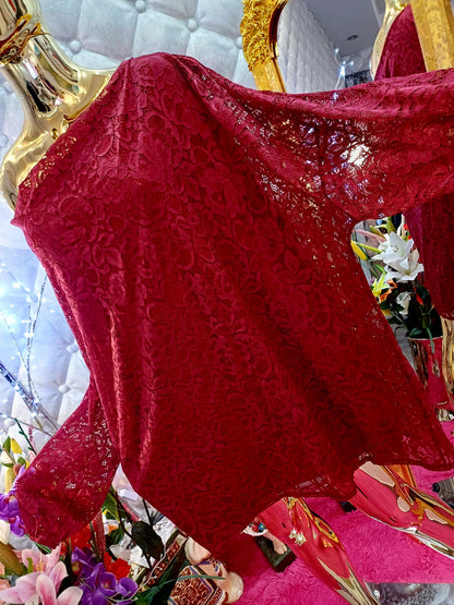 Nádherná čipkovaná tunika,Bordová‼️‼️Rukávy sú takisto čipkované a jemne priesvitné, pričom priesvitnosť je len na rukávoch, takže tunika zostáva elegantná a vkusná.

Sadne aj na menší rozmer