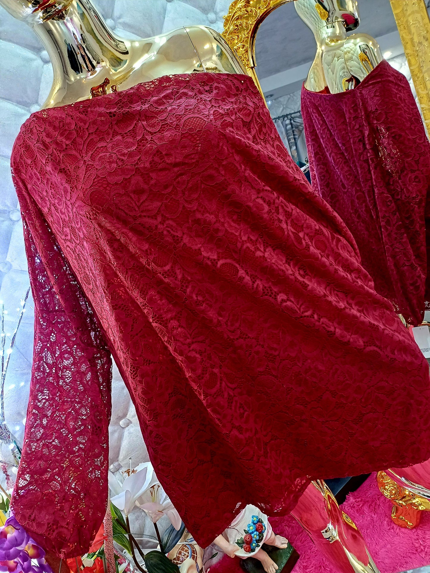 Nádherná čipkovaná tunika,Bordová‼️‼️Rukávy sú takisto čipkované a jemne priesvitné, pričom priesvitnosť je len na rukávoch, takže tunika zostáva elegantná a vkusná.

Sadne aj na menší rozmer