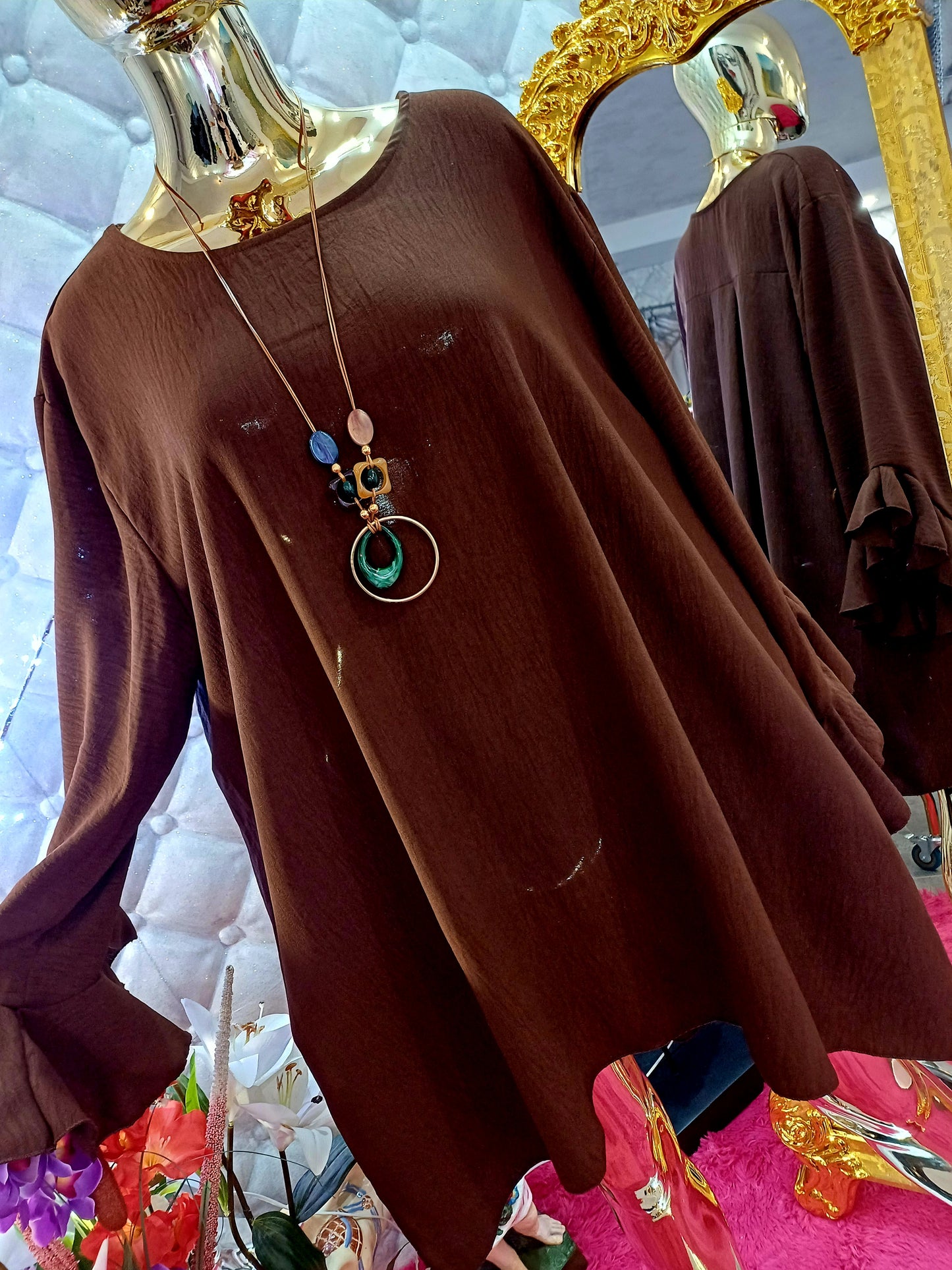 Elegantná čokoládová tunika💞Rukávy sú zdobené jemnými volánikmi, ktoré dodávajú kúsok romantiky a sofistikovanosti💞💞