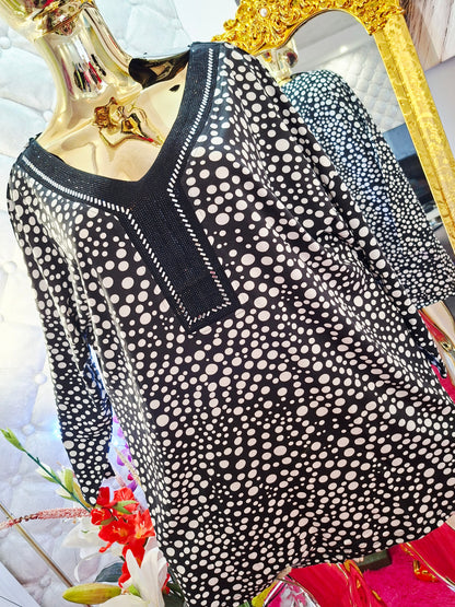 🌟 Elegantná bodkovaná tunika, ktorá žiari detailmi.