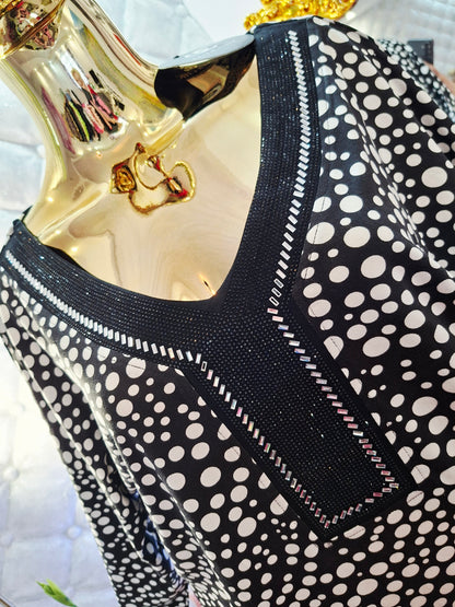 🌟 Elegantná bodkovaná tunika, ktorá žiari detailmi.