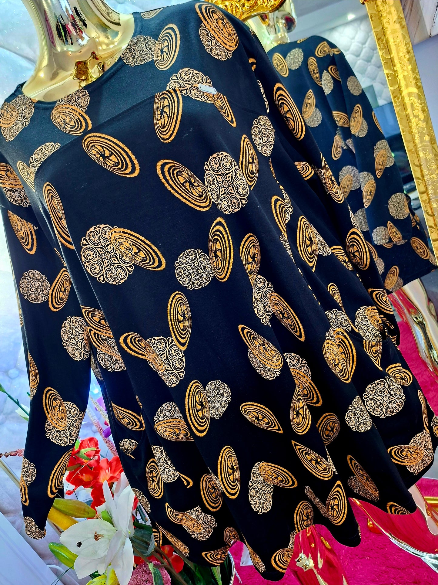 Táto tunika je skutočný top kúsok pre každú ženu, ktorá miluje kvalitu aj dizajn. Nenormálny materiál, ktorý si zamilujete hneď po oblečení, spája pohodlie a luxusný vzhľad.