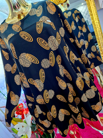 Táto tunika je skutočný top kúsok pre každú ženu, ktorá miluje kvalitu aj dizajn. Nenormálny materiál, ktorý si zamilujete hneď po oblečení, spája pohodlie a luxusný vzhľad.