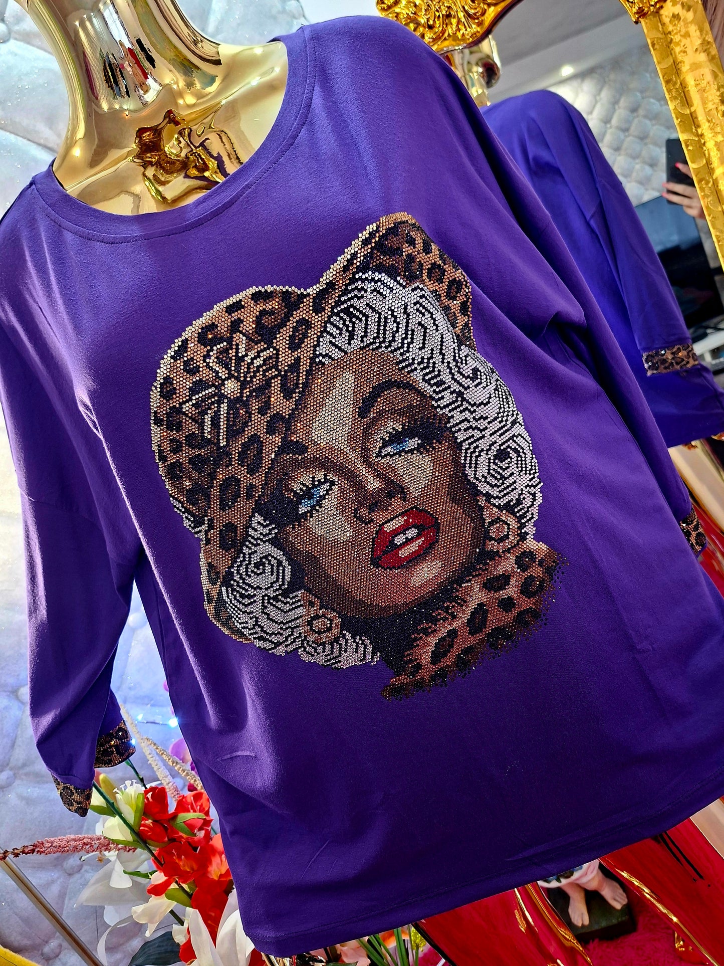 🌟 Marilyn-Monroe-Tunika mit bunten Zirkonen 🌟
 Verschönern Sie Ihren Tag mit dieser wunderschönen Tunika, die von einer Stilikone inspiriert ist –