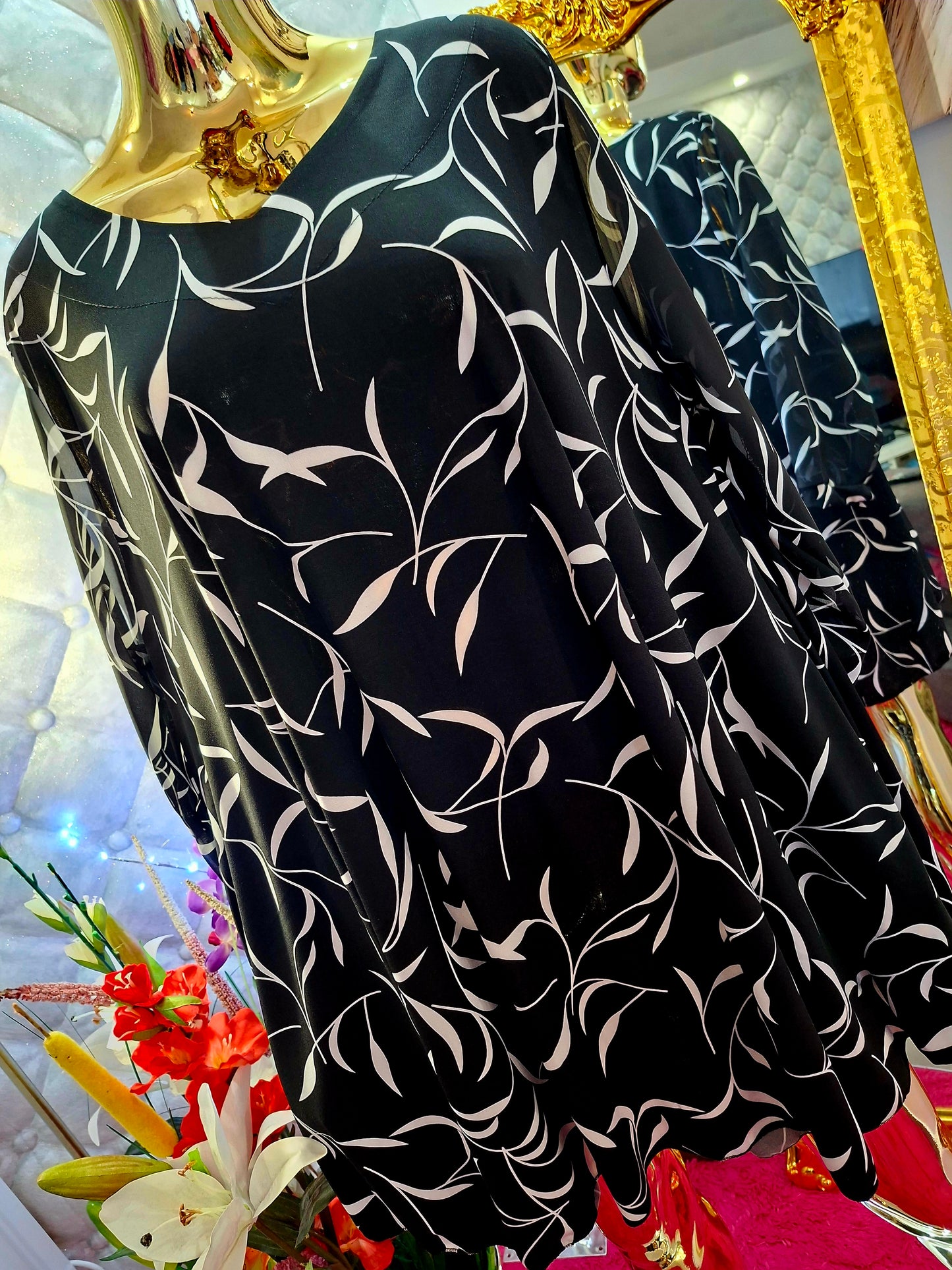 Diese wunderschöne, elegante Tunika besticht auf den ersten Blick durch ihr zartes und feminines Design.