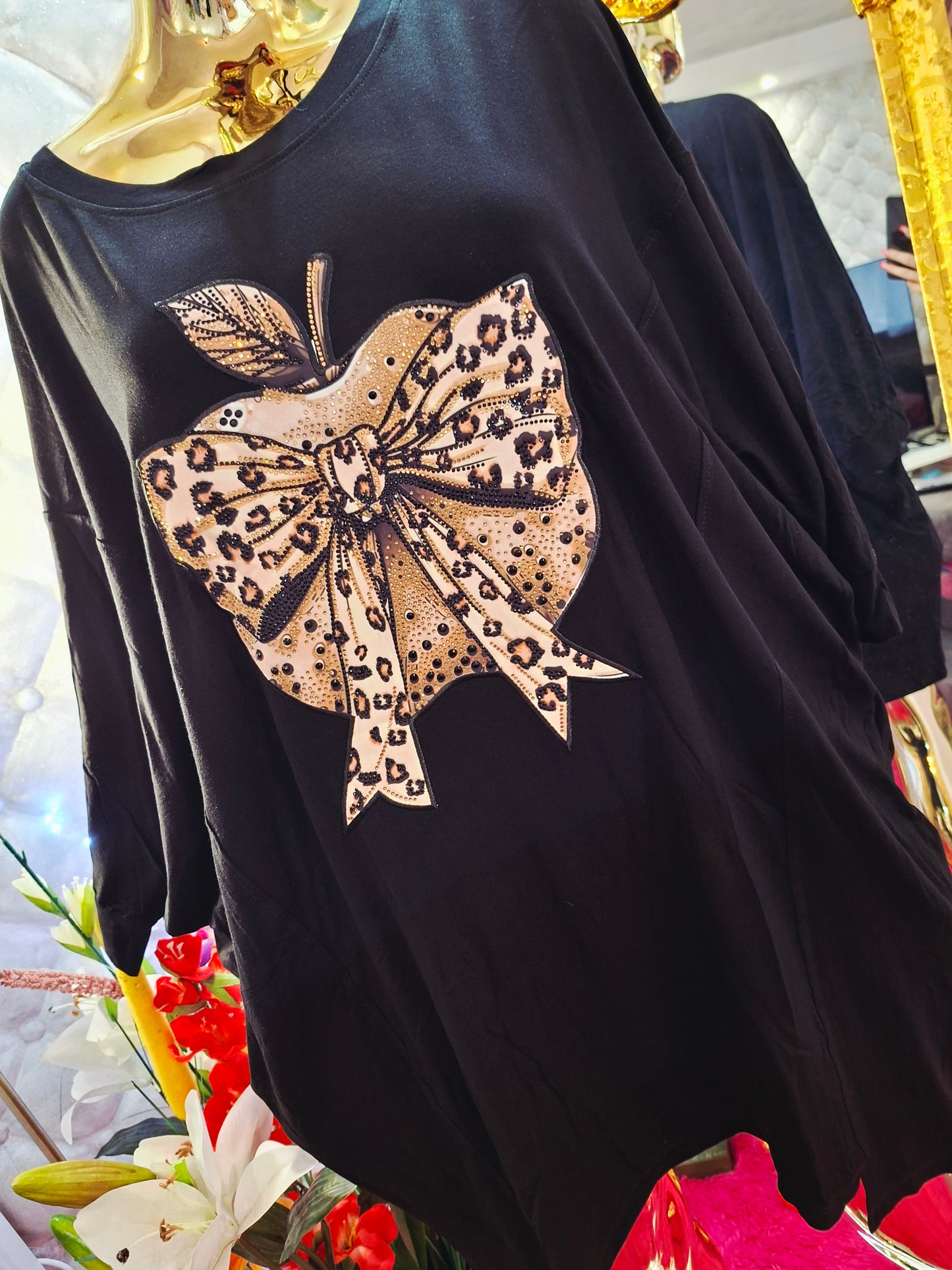 Diese wunderschöne, übergroße Tunika ist ein wahres Schmuckstück, in das Sie sich auf den ersten Blick verlieben werden. Sie ist reich mit Zirkonen besetzt, was ihr einen luxuriösen und außergewöhnlichen Look verleiht.