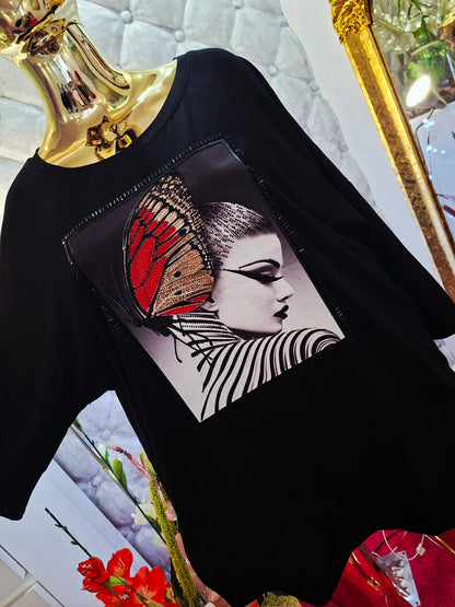 Predstavujeme kúsok, ktorý očarí každým detailom – krásnu tuniku s dievčaťom a motýľom! Farebné zirkóny 🎊😍😍