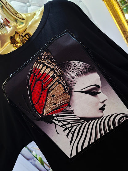 Predstavujeme kúsok, ktorý očarí každým detailom – krásnu tuniku s dievčaťom a motýľom! Farebné zirkóny 🎊😍😍