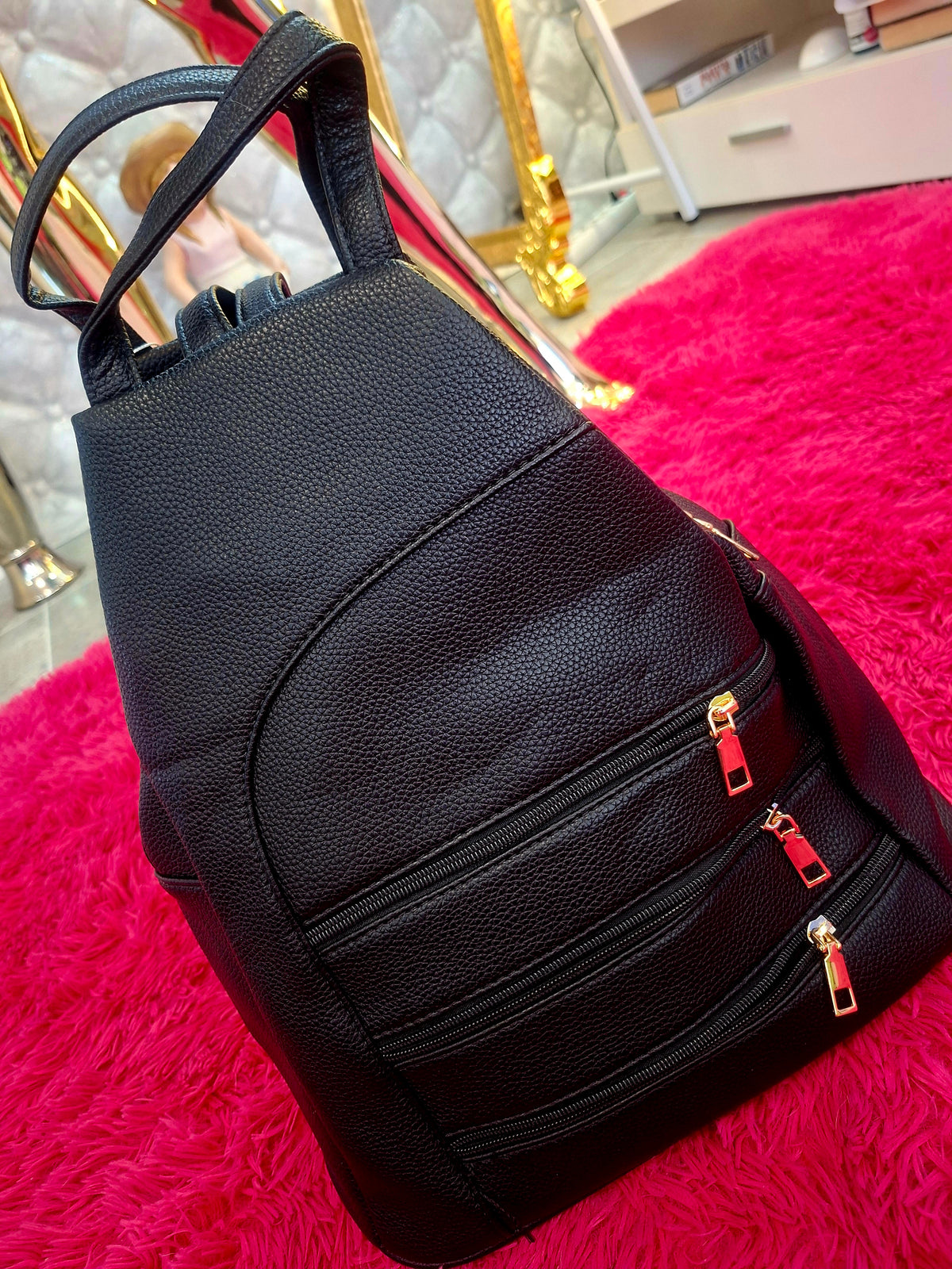 🖤✨ ELEGANTNÝ A DOKONALE PREPRACOVANÝ RUKSAK – KRÁSNY ZVONKU, PRIESTRANNÝ VO VNÚTRI! ✨🖤