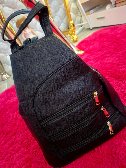 🖤✨ ELEGANTNÝ A DOKONALE PREPRACOVANÝ RUKSAK – KRÁSNY ZVONKU, PRIESTRANNÝ VO VNÚTRI! ✨🖤