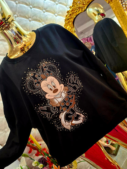 🖤✨ EXTRAVAGANTNÁ BAVLNENÁ MIKINA MICKEY MOUSE SO ZIRKÓNMI ✨🖤
😍 Dámy, pripravte sa na poriadnu dávku lesku! 🖤