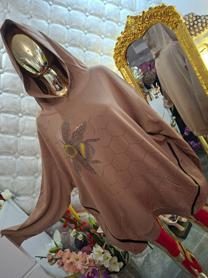 🖤🐝 EXTRAVAGANTNÁ BAVLNENÁ NADROZMEROVÁ MIKINA SO ZIRKÓNOVOU VČELIČKOU 🐝🖤 😍 Dámy, pripravte sa na poriadnu dávku originality‼️‼️