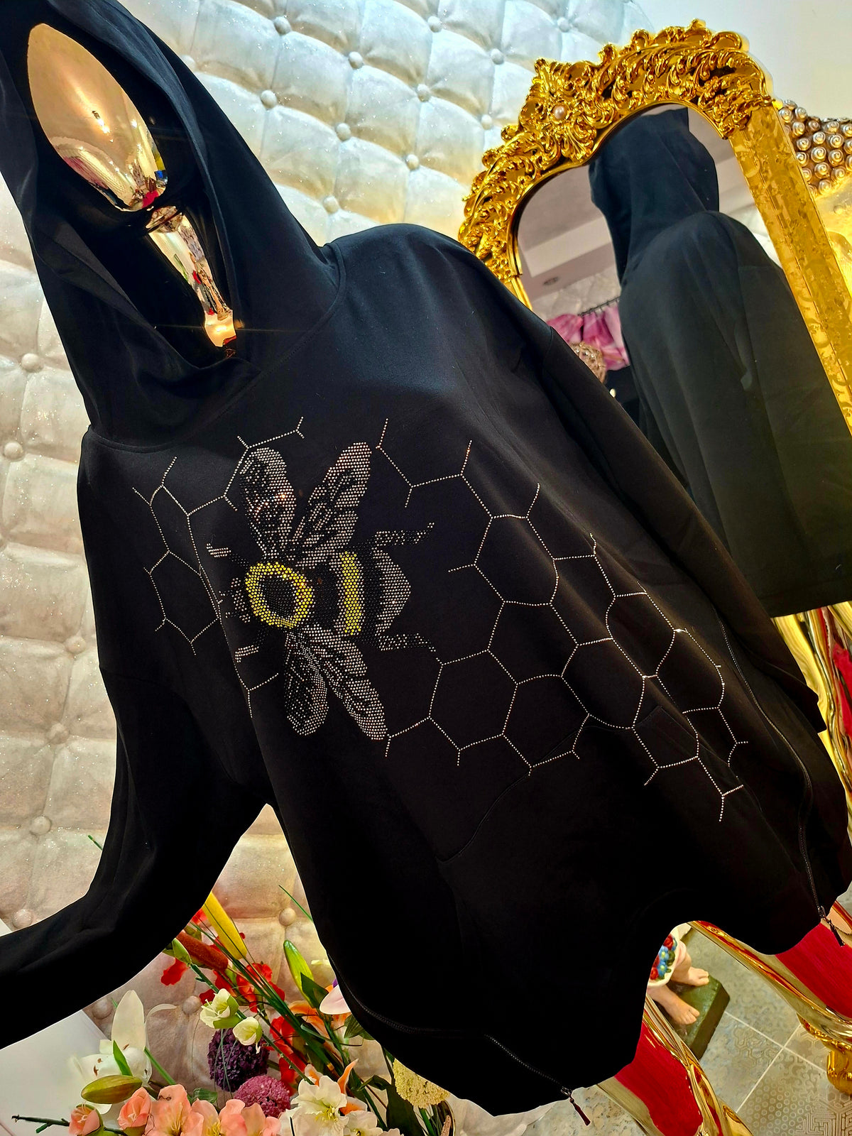 🖤🐝 EXTRAVAGANTNÁ BAVLNENÁ NADROZMEROVÁ MIKINA SO ZIRKÓNOVOU VČELIČKOU 🐝🖤
😍 Dámy, pripravte sa na poriadnu dávku originality!