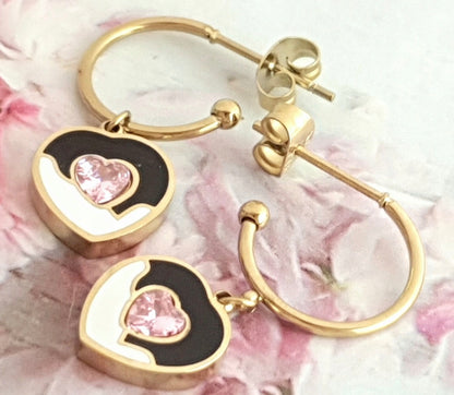 Goldene Ohrringe aus Chirurgenstahl, die an Prominenten baumeln. 