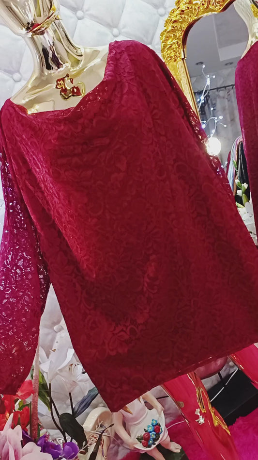 Nádherná čipkovaná tunika,Bordová‼️‼️Rukávy sú takisto čipkované a jemne priesvitné, pričom priesvitnosť je len na rukávoch, takže tunika zostáva elegantná a vkusná.

Sadne aj na menší rozmer