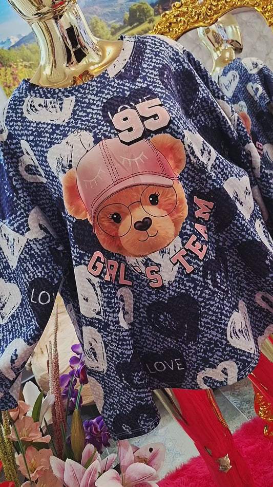 🐻💖 HRAVÁ TUNIKA S MEDVEDÍKOM – POHODLIE A ŠTÝL V JEDNOM 💖🐻
Táto nádherná tunika je absolútna láska na prvý pohľad 😍