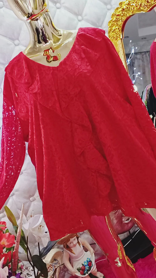 Nádherná čipkovaná tunika, ktorá pôsobí veľmi žensky,😍⚘️👌 elegantne a luxusne 🤍
Celá tunika je ušitá z krásnej čipky, ktorá dodáva modelu výnimočný a slávnostný vzhľad.