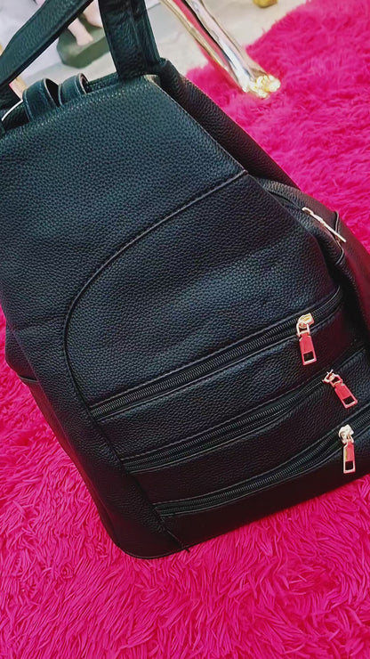 🖤✨ ELEGANTNÝ A DOKONALE PREPRACOVANÝ RUKSAK – KRÁSNY ZVONKU, PRIESTRANNÝ VO VNÚTRI! ✨🖤