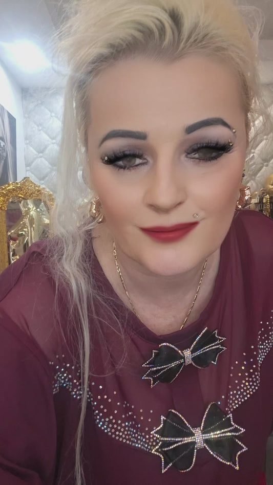 💎 Bavlnené šaty s luxusnými detailmi.
Praktické vrecká, tylový dekolt a ozirkonované mašličky po prednej časti –