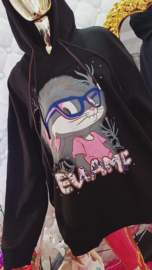 Úžasná bavlnená mikina so zajačikom 🐰🕶️😍😍Na prednej strane vás očarí roztomilý zajačik s trendovými okuliarmi, ktorý dodá vášmu outfitu hravý a jedinečný šmrnc.
