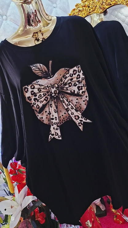 Diese wunderschöne, übergroße Tunika ist ein wahres Schmuckstück, in das Sie sich auf den ersten Blick verlieben werden. Sie ist reich mit Zirkonen besetzt, was ihr einen luxuriösen und außergewöhnlichen Look verleiht.