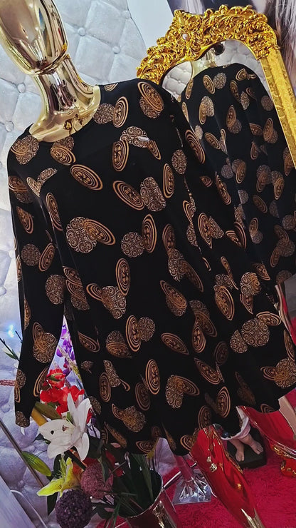 Táto tunika je skutočný top kúsok pre každú ženu, ktorá miluje kvalitu aj dizajn. Nenormálny materiál, ktorý si zamilujete hneď po oblečení, spája pohodlie a luxusný vzhľad.