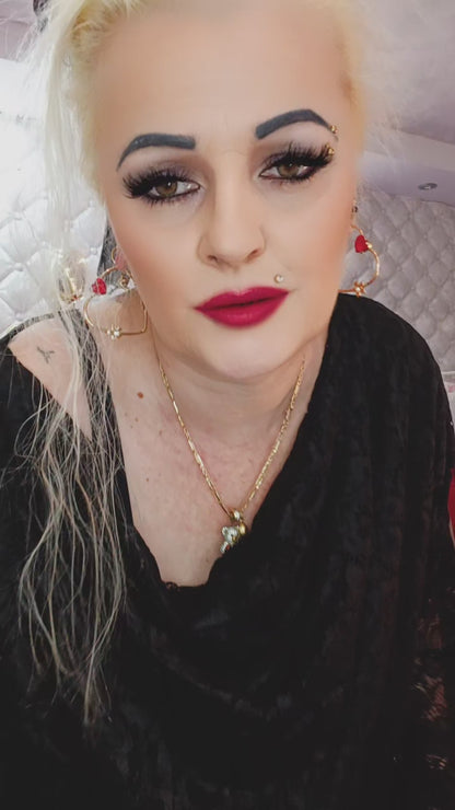 Nádherná čipkovaná tunika,rukávy sú takisto čipkované a jemne priesvitné, pričom priesvitnosť je len na rukávoch, takže tunika zostáva elegantná a vkusná. Sadne aj na menší rozmer