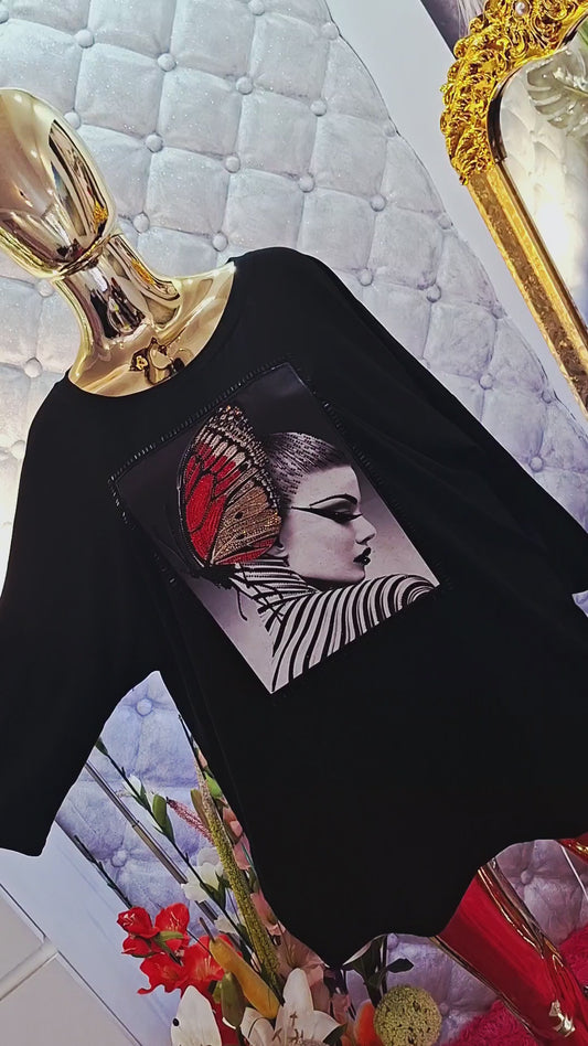 Predstavujeme kúsok, ktorý očarí každým detailom – krásnu tuniku s dievčaťom a motýľom! Farebné zirkóny 🎊😍😍