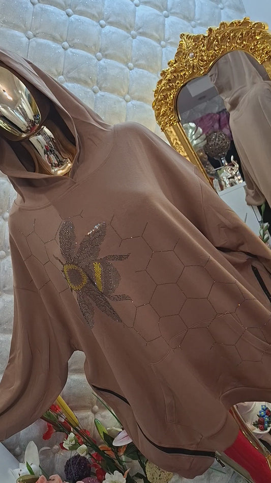 🖤🐝 EXTRAVAGANTNÁ BAVLNENÁ NADROZMEROVÁ MIKINA SO ZIRKÓNOVOU VČELIČKOU 🐝🖤 😍 Dámy, pripravte sa na poriadnu dávku originality‼️‼️