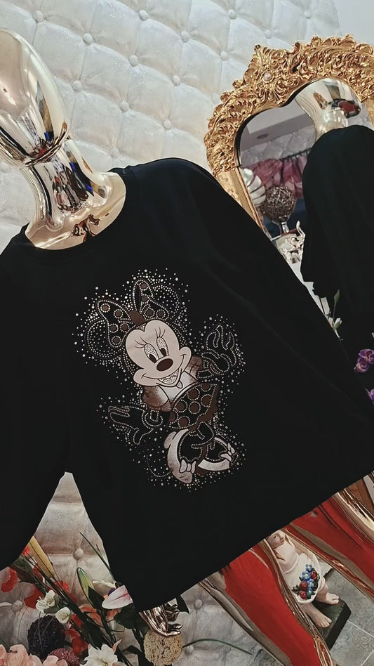 🖤✨ EXTRAVAGANTNÁ BAVLNENÁ MIKINA MICKEY MOUSE SO ZIRKÓNMI ✨🖤
😍 Dámy, pripravte sa na poriadnu dávku lesku! 🖤