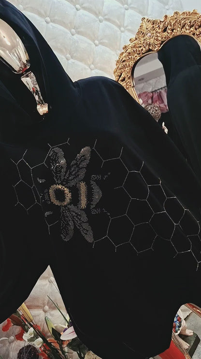 🖤🐝 EXTRAVAGANTNÁ BAVLNENÁ NADROZMEROVÁ MIKINA SO ZIRKÓNOVOU VČELIČKOU 🐝🖤
😍 Dámy, pripravte sa na poriadnu dávku originality!
