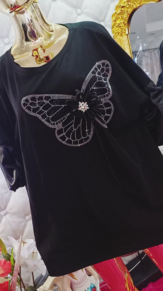 Luxusná čierna tunika so zirkónmi
Zažiarte v tejto nádhernej tunike, ktorá kombinuje eleganciu a luxus v jednom kúsku. Rukávy sú nazbierané, čím vzniká jemný, štýlový efekt a tunika získava dynamický a elegantný tvar‼️‼️👌