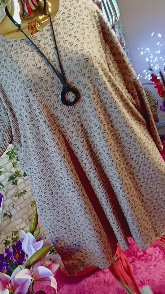 ✨ Úžasná jemná vrúbková nadrozmerná tunika ✨💞💞💞💞
Má štýlové 3/4 rukávy a je ušitá z materiálu, ktorý je príjemný, mäkký a veľmi kvalitný – ODPORÚČAM.‼️‼️‼️