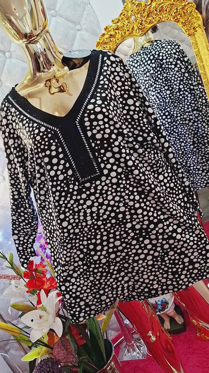 🌟 Elegantná bodkovaná tunika, ktorá žiari detailmi.