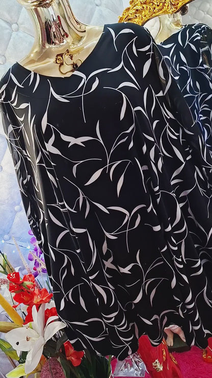 Diese wunderschöne, elegante Tunika besticht auf den ersten Blick durch ihr zartes und feminines Design.