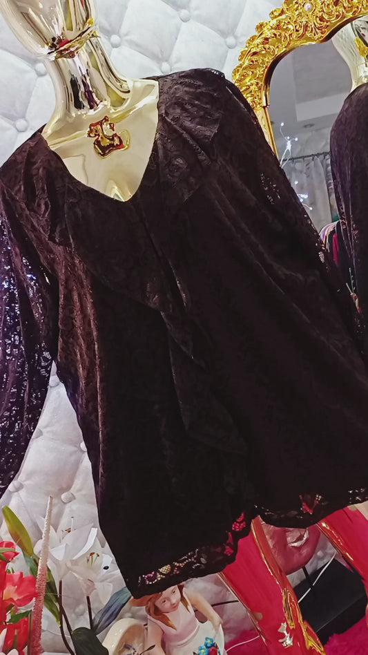 Nádherná čipkovaná tunika, ktorá pôsobí veľmi žensky,😍⚘️👌 elegantne a luxusne 🤍 Celá tunika je ušitá z krásnej čipky, ktorá dodáva modelu výnimočný a slávnostný vzhľad