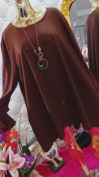 Elegantná čokoládová tunika💞Rukávy sú zdobené jemnými volánikmi, ktoré dodávajú kúsok romantiky a sofistikovanosti💞💞