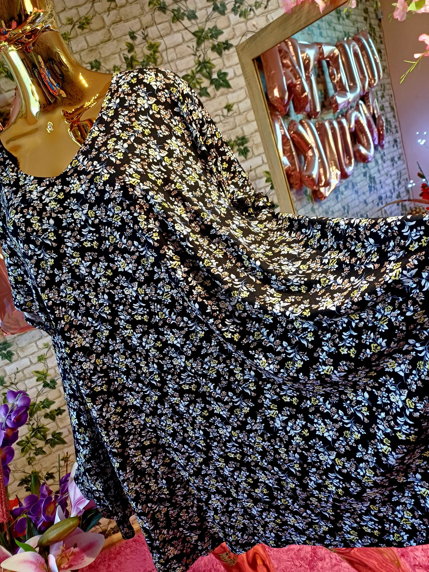 Nechajte sa rozmaznávať jemnými strihmi, kvalitnými materiálmi a vzormi, ktoré vyzdvihnú vašu jedinečnosť. 💞💞💞👌Nadrozmerná elastická tunika do Áčka 👉🌻🥀