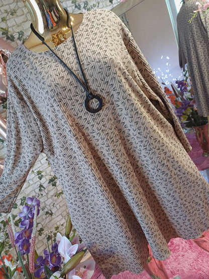 ✨ Úžasná jemná vrúbková nadrozmerná tunika ✨💞💞💞💞
Má štýlové 3/4 rukávy a je ušitá z materiálu, ktorý je príjemný, mäkký a veľmi kvalitný – ODPORÚČAM.‼️‼️‼️