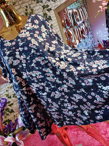 Nechajte sa rozmaznávať jemnými strihmi, kvalitnými materiálmi a vzormi, ktoré vyzdvihnú vašu jedinečnosť. 💞💞💞👌Nadrozmerná elastická tunika do Áčka 👉🌻🥀